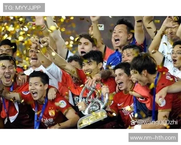 从贫民窟到绿茵场传奇 足球球星的成长故事与奋斗历程